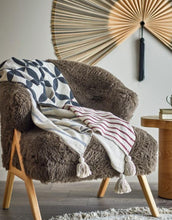 Laden Sie das Bild in den Galerie-Viewer, Bloomingville Decke Forma Natur aus recycelter Baumwolle mit floralem Muster, Streifenrückseite und Quasten an den Ecken
