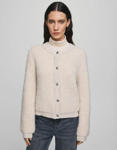 Nerida Knit Jacke von MSCH Copenhagen in Oatmeal – boxy Fit, Double-Knit, kontrastfarbene Knöpfe und Rippbündchen, weich und warm für stilvolle Layering-Looks.