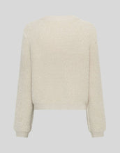 Laden Sie das Bild in den Galerie-Viewer, Nerida Knit Jacke von MSCH Copenhagen in Oatmeal – boxy Fit, Double-Knit, kontrastfarbene Knöpfe und Rippbündchen, weich und warm für stilvolle Layering-Looks.
