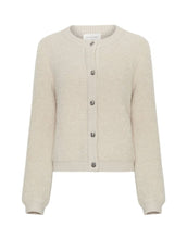 Laden Sie das Bild in den Galerie-Viewer, Nerida Knit Jacke von MSCH Copenhagen in Oatmeal – boxy Fit, Double-Knit, kontrastfarbene Knöpfe und Rippbündchen, weich und warm für stilvolle Layering-Looks.
