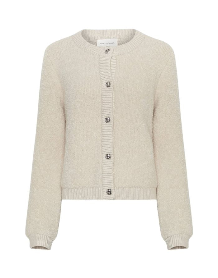 Nerida Knit Jacke von MSCH Copenhagen in Oatmeal – boxy Fit, Double-Knit, kontrastfarbene Knöpfe und Rippbündchen, weich und warm für stilvolle Layering-Looks.