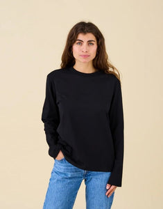 Schwarzes Langarmshirt von Popeia aus 100 % Bio-Baumwolle mit Relaxed Fit, breitem Kragen und Kindness-Spruch im Nacken.