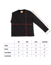 Laden Sie das Bild in den Galerie-Viewer, Schwarzes Langarmshirt von Popeia aus 100 % Bio-Baumwolle mit Relaxed Fit, breitem Kragen und Kindness-Spruch im Nacken.
