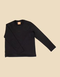Schwarzes Langarmshirt von Popeia aus 100 % Bio-Baumwolle mit Relaxed Fit, breitem Kragen und Kindness-Spruch im Nacken.
