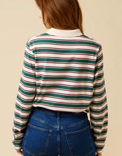 Laden Sie das Bild in den Galerie-Viewer, Gestreiftes Poloshirt von Popeia in Dunkelgrün und Bordeaux aus 100 % Bio-Baumwolle mit Relaxed Fit und geripptem Kragen
