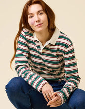 Laden Sie das Bild in den Galerie-Viewer, Gestreiftes Poloshirt von Popeia in Dunkelgrün und Bordeaux aus 100 % Bio-Baumwolle mit Relaxed Fit und geripptem Kragen
