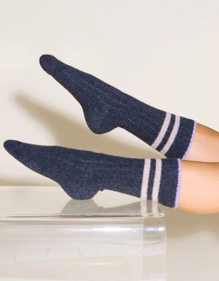 Graue Stricksocken von Popeia mit Lavendel-Streifen, aus recycelter Wolle und Baumwolle, weich, warm und nachhaltig produziert.