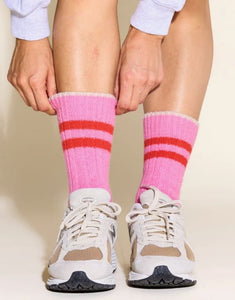 Pink Stricksocken von Popeia mit roten Streifen, aus recycelter Wolle und Baumwolle, weich, warm und nachhaltig produziert.