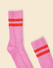 Laden Sie das Bild in den Galerie-Viewer, Pink Stricksocken von Popeia mit roten Streifen, aus recycelter Wolle und Baumwolle, weich, warm und nachhaltig produziert.
