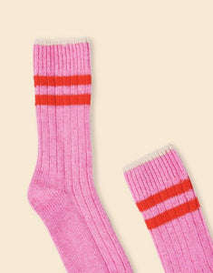 Pink Stricksocken von Popeia mit roten Streifen, aus recycelter Wolle und Baumwolle, weich, warm und nachhaltig produziert.