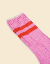 Laden Sie das Bild in den Galerie-Viewer, Pink Stricksocken von Popeia mit roten Streifen, aus recycelter Wolle und Baumwolle, weich, warm und nachhaltig produziert.
