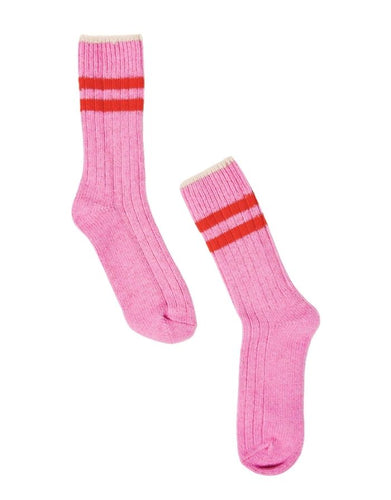 Pink Stricksocken von Popeia mit roten Streifen, aus recycelter Wolle und Baumwolle, weich, warm und nachhaltig produziert.