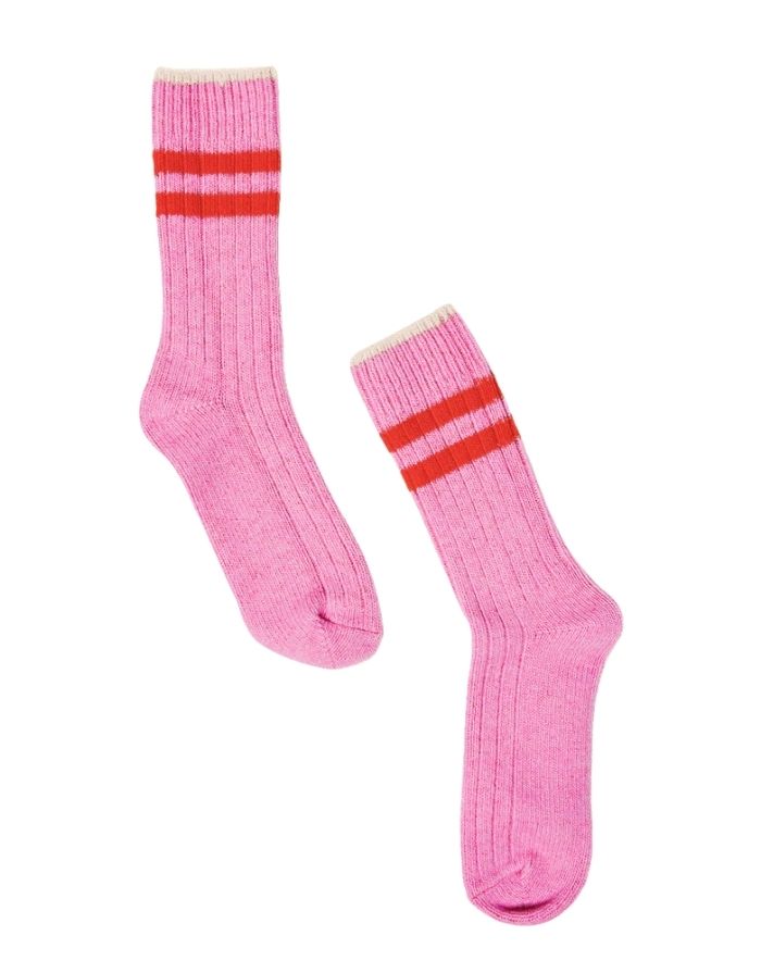Pink Stricksocken von Popeia mit roten Streifen, aus recycelter Wolle und Baumwolle, weich, warm und nachhaltig produziert.