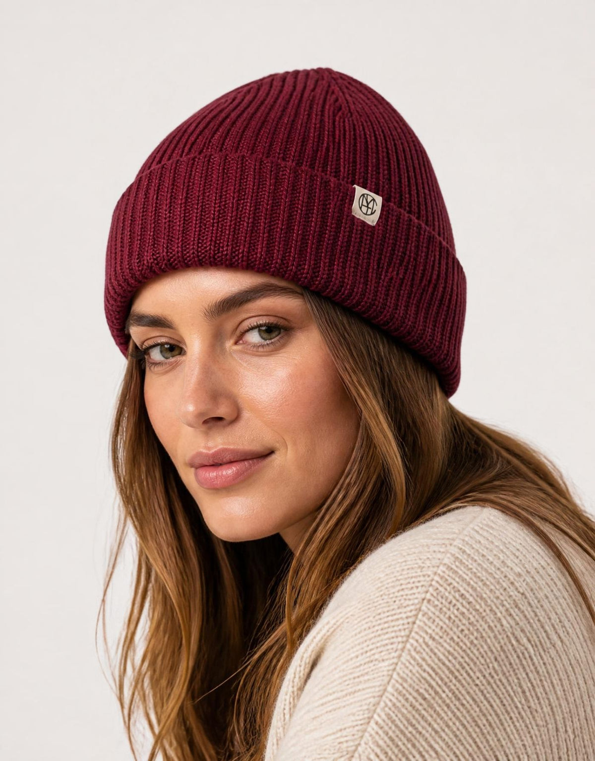 Weinrote Beanie Galine Rachelle von MSCH Copenhagen in Rhododendron aus weichem doppellagigem Rippstrick mit kleinem MSCH Icon-Patch.