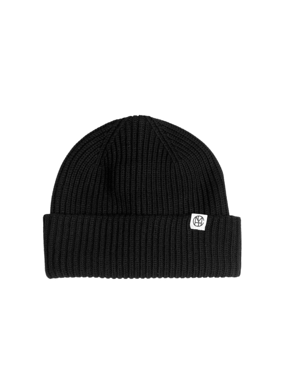 Schwarze Beanie Galine Rachelle von MSCH Copenhagen aus weichem doppellagigem Rippstrick mit kleinem MSCH Icon-Patch.