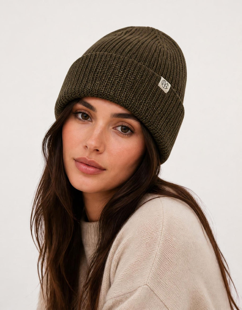 Oliv melierte Beanie Galine Rachelle von MSCH Copenhagen in Kalamata Melange aus weichem doppellagigem Rippstrick mit kleinem MSCH Icon-Patch.