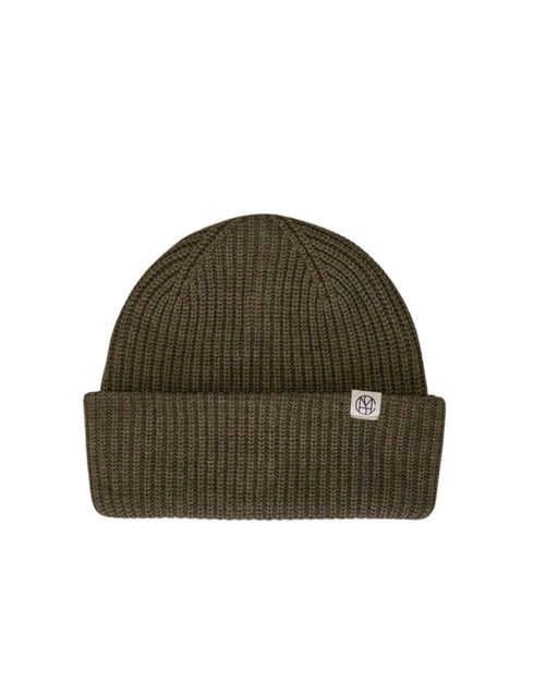 Oliv melierte Beanie Galine Rachelle von MSCH Copenhagen in Kalamata Melange aus weichem doppellagigem Rippstrick mit kleinem MSCH Icon-Patch.