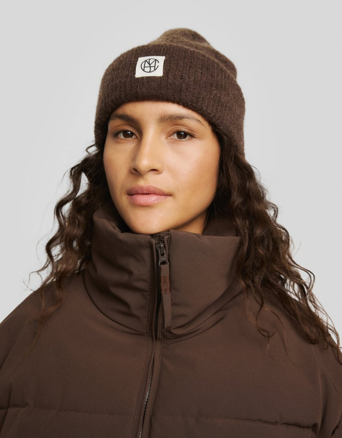 Hope Icon Beanie in der Farbe Hot Fudge von MSCH Copenhagen aus weichem Woll- und Alpakamix mit gerippter Strickstruktur, breitem Umschlag und dezentem Logo-Patch am Model