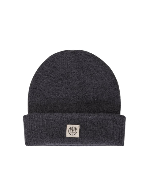 Hope Icon Beanie von MSCH Copenhagen aus weichem Woll- und Alpakamix in India Ink mit gerippter Strickstruktur, breitem Umschlag und dezentem Logo-Patch.