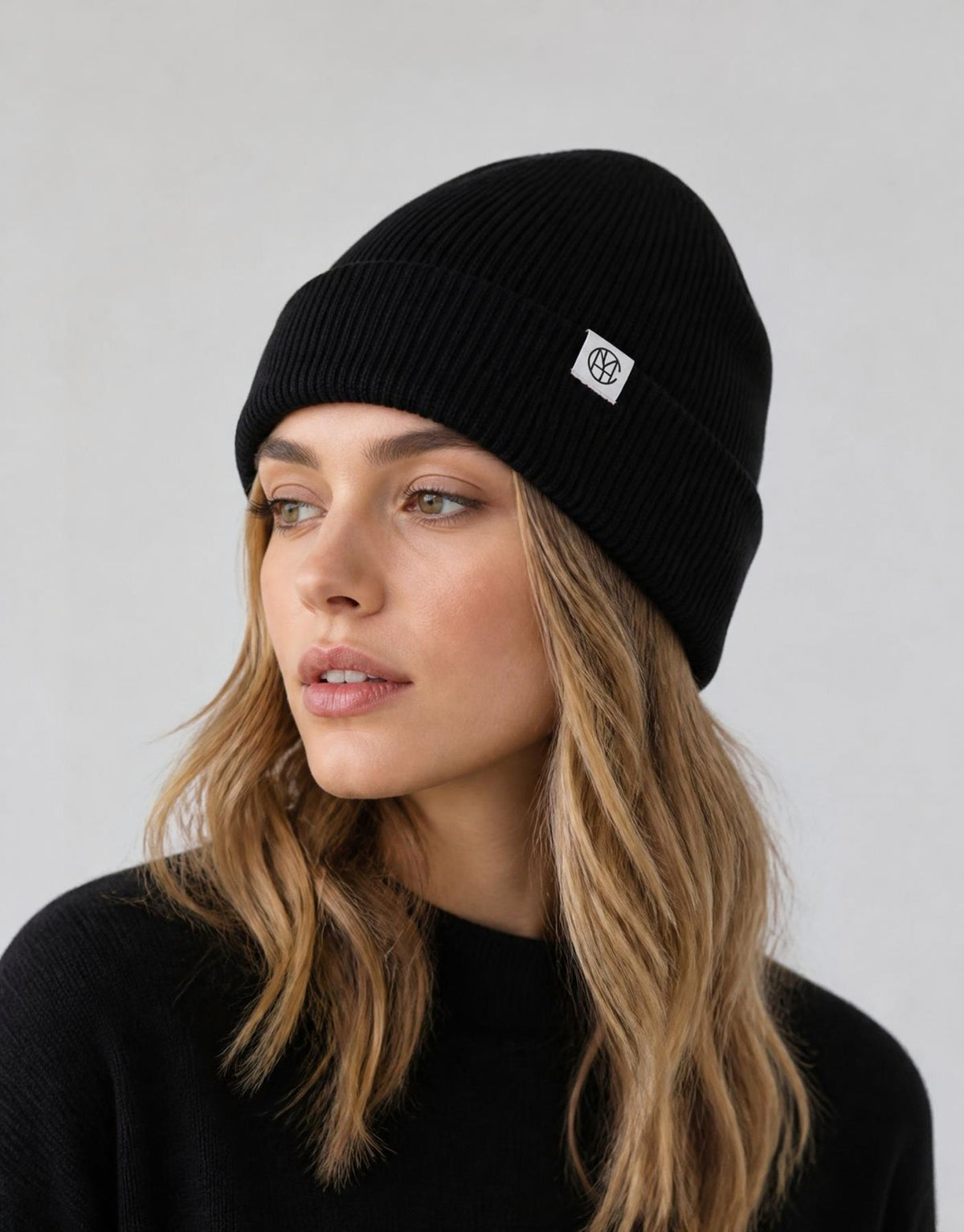 Schwarze Beanie Lowee Icon von MSCH Copenhagen aus 100 % RWS-zertifizierter Merinowolle mit Umschlag und dezentem MSCH-Logo.