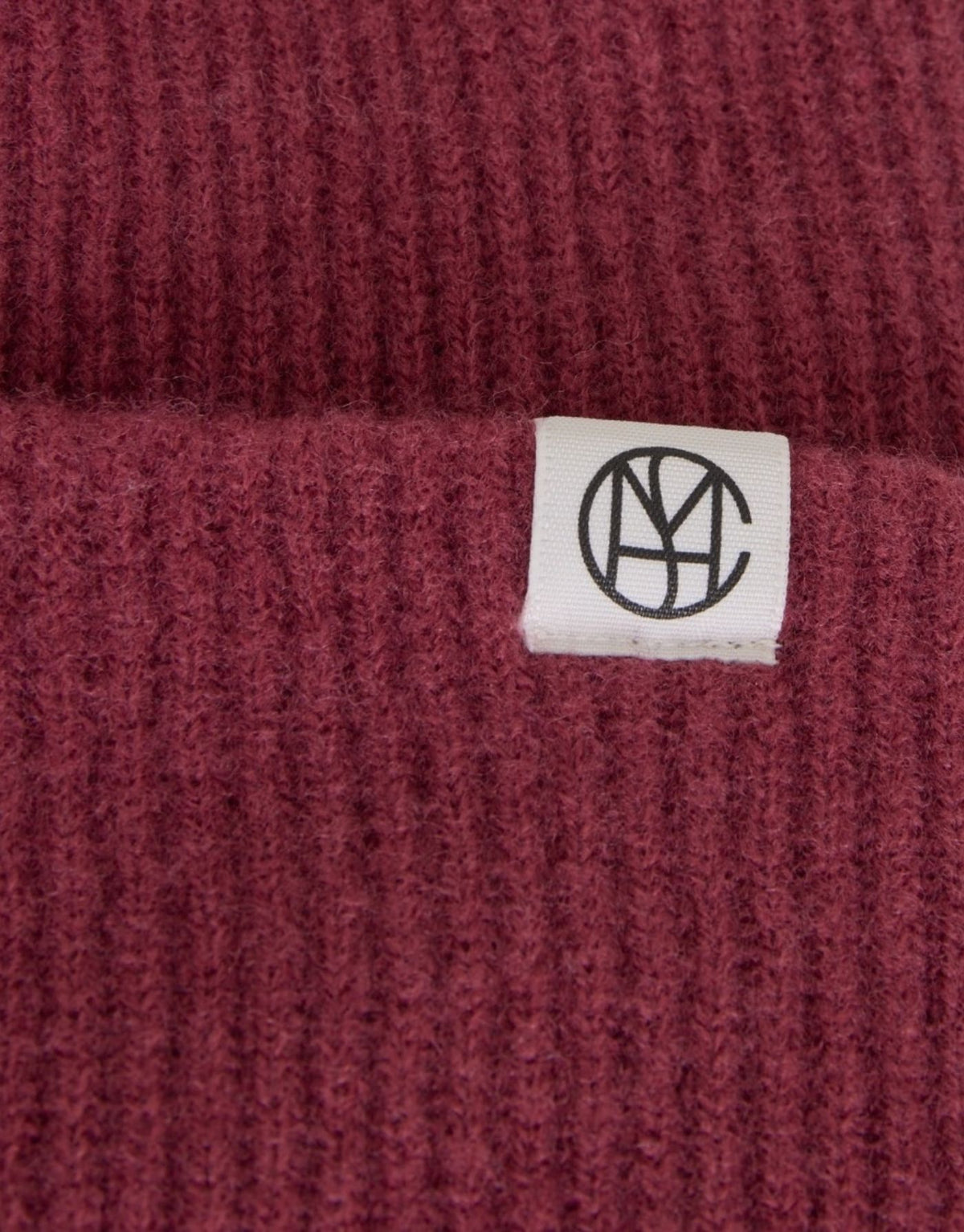 Weinrote Beanie Lowee Icon von MSCH Copenhagen in Rhododendron aus 100 % RWS-zertifizierter Merinowolle mit Umschlag und dezentem MSCH-Logo nah