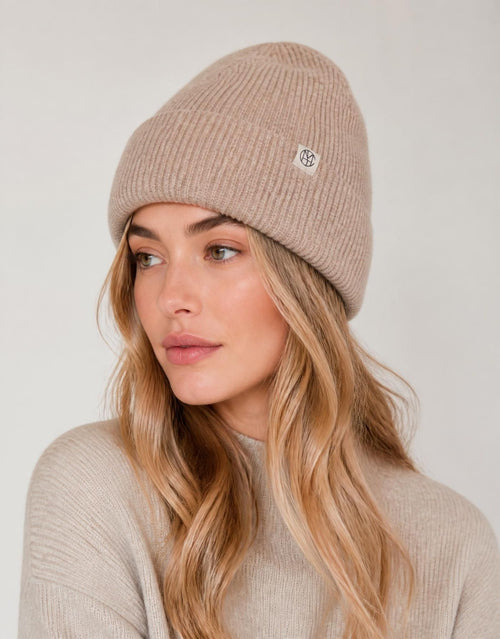 Hellgrau melierte Beanie Lowee Icon von MSCH Copenhagen aus 100 % RWS-zertifizierter Merinowolle mit Umschlag und dezentem MSCH-Logo getragen