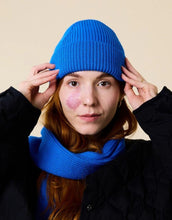 Laden Sie das Bild in den Galerie-Viewer, Königsblaue Beanie aus weicher Merinowolle, gefaltet, schlichtes Design, gemütlich und stylisch für den Winter
