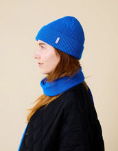 Laden Sie das Bild in den Galerie-Viewer, Königsblaue Beanie aus weicher Merinowolle, gefaltet, schlichtes Design, gemütlich und stylisch für den Winter
