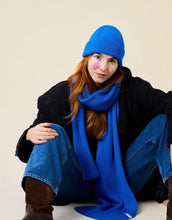 Laden Sie das Bild in den Galerie-Viewer, Königsblaue Beanie aus weicher Merinowolle, gefaltet, schlichtes Design, gemütlich und stylisch für den Winter
