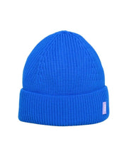 Laden Sie das Bild in den Galerie-Viewer, Königsblaue Beanie aus weicher Merinowolle, gefaltet, schlichtes Design, gemütlich und stylisch für den Winter
