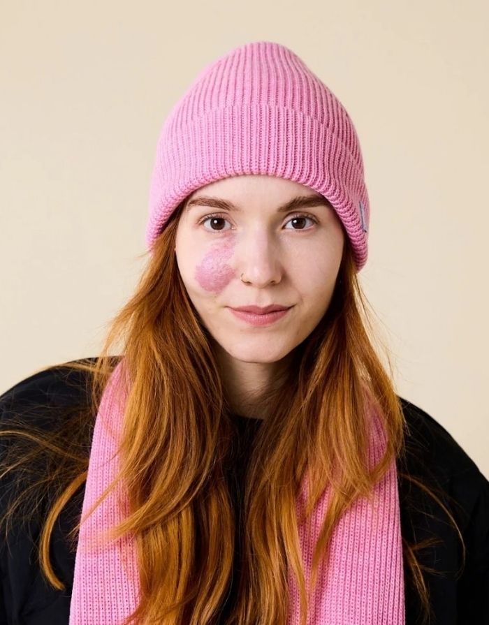 Pinke Beanie von Popeia aus 100 % weicher, mulesingfreier Merinowolle mit klassischem Umschlag getragen