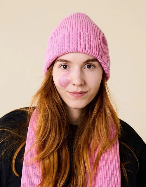 Pinke Beanie von Popeia aus 100 % weicher, mulesingfreier Merinowolle mit klassischem Umschlag getragen