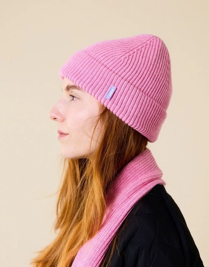 Pinke Beanie von Popeia aus 100 % weicher, mulesingfreier Merinowolle mit klassischem Umschlag Seitlich