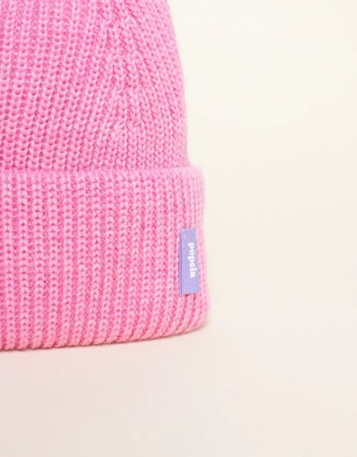 Pinke Beanie von Popeia aus 100 % weicher, mulesingfreier Merinowolle mit klassischem Umschlag Nah