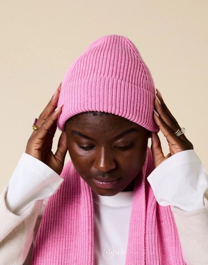 Pinke Beanie von Popeia aus 100 % weicher, mulesingfreier Merinowolle mit klassischem Umschlag.