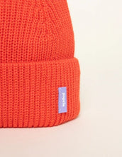 Laden Sie das Bild in den Galerie-Viewer, Rote  Beanie aus weicher Merinowolle, gefaltet, schlichtes Design, gemütlich und stylisch für den Winter
