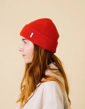 Laden Sie das Bild in den Galerie-Viewer, Rote  Beanie aus weicher Merinowolle, gefaltet, schlichtes Design, gemütlich und stylisch für den Winter
