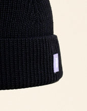 Laden Sie das Bild in den Galerie-Viewer, Schwarze Beanie aus weicher Merinowolle, gefaltet, schlichtes Design, gemütlich und stylisch für den Winter
