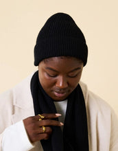Laden Sie das Bild in den Galerie-Viewer, Schwarze Beanie aus weicher Merinowolle, gefaltet, schlichtes Design, gemütlich und stylisch für den Winter
