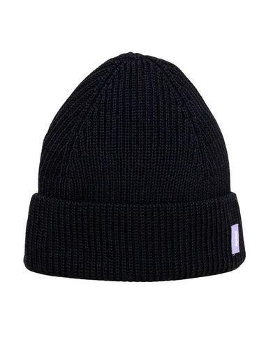 Schwarze Beanie aus weicher Merinowolle, gefaltet, schlichtes Design, gemütlich und stylisch für den Winter