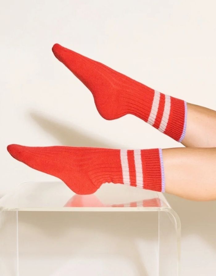Dünne rote Stricksocken von Popeia aus wärmender Wollmischung mit recycelter Wolle, ideal für Herbst und Winter.