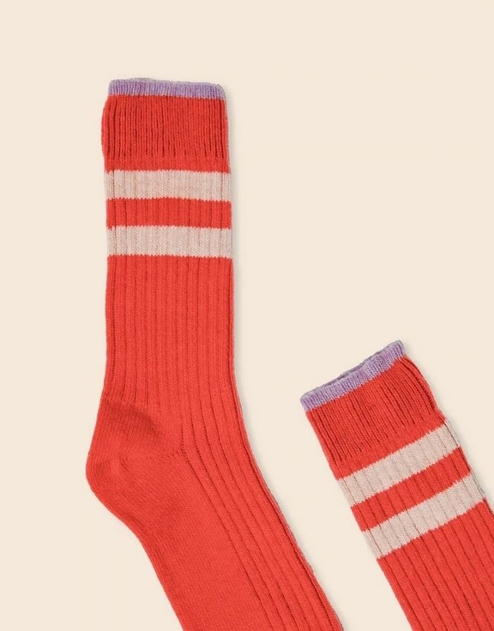 Dünne rote Stricksocken von Popeia aus wärmender Wollmischung mit recycelter Wolle, ideal für Herbst und Winter.