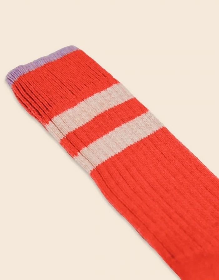 Dünne rote Stricksocken von Popeia aus wärmender Wollmischung mit recycelter Wolle, ideal für Herbst und Winter.