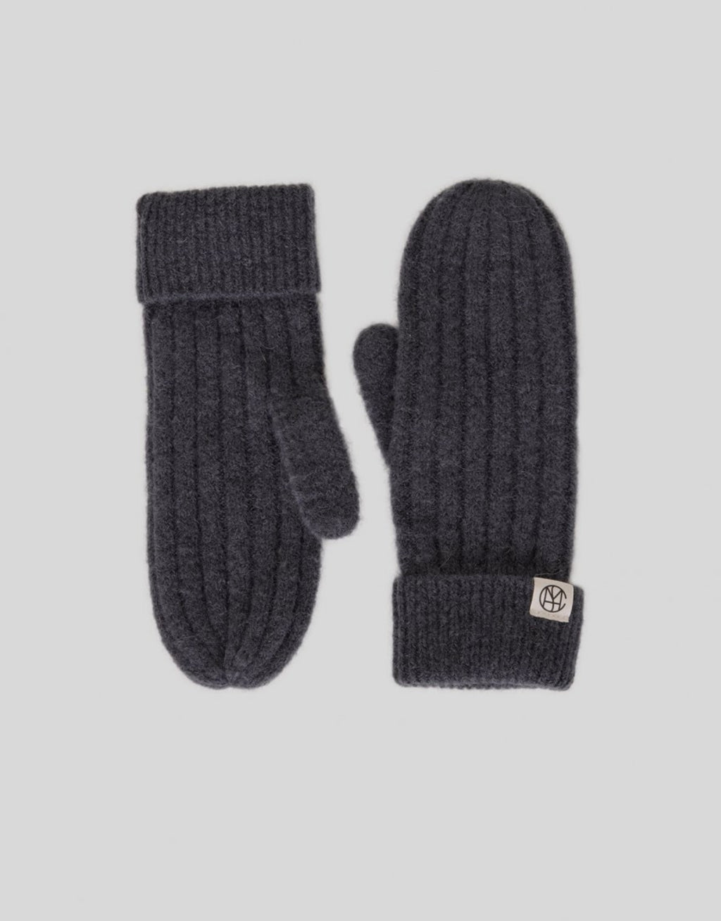 Dunkelblaue Hope Icon Handschuhe  von MSCH Copenhagen aus weichem Woll- und Alpakamix mit gerippter Strickstruktur, umgeschlagenen Bündchen und dezentem Logo-Etikett auf grauem Hintergrund