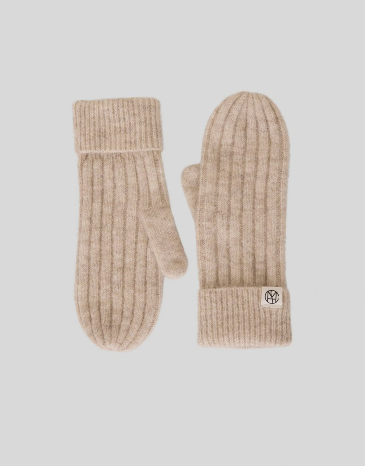 Beige Hope Icon Handschuhe  von MSCH Copenhagen aus weichem Woll- und Alpakamix mit gerippter Strickstruktur, umgeschlagenen Bündchen und dezentem Logo-Etikett auf grauem Hintergrund
