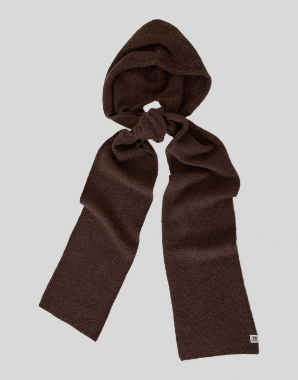 Brauner Bondie Hope Kapuzenschal von MSCH Copenhagen aus weichem Woll- und Alpakamix mit gerippter Strickstruktur, integrierter Kapuze und langen Schalenden auf grauem Hintergrund