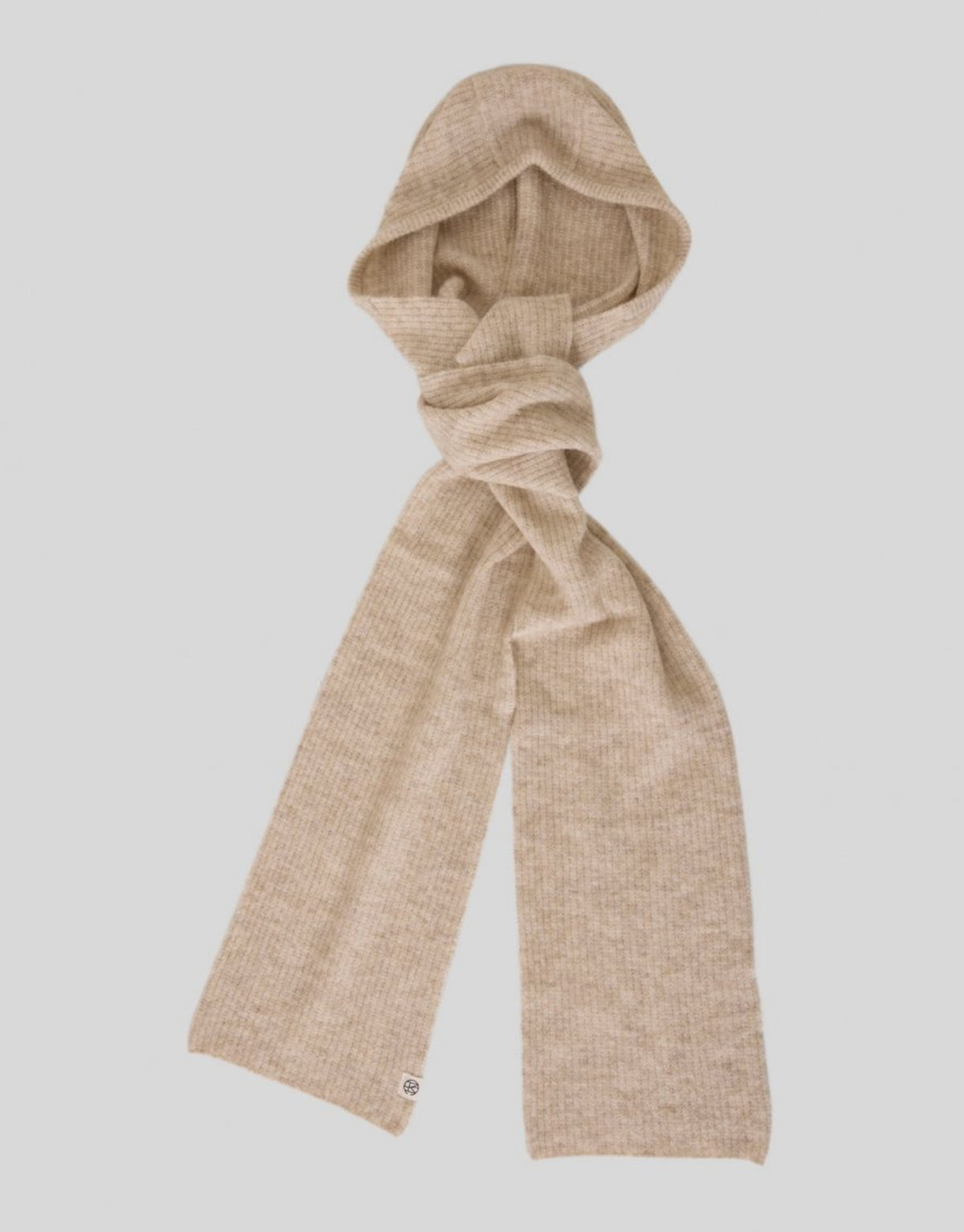  Beiger Bondie Hope Kapuzenschal von MSCH Copenhagen aus weichem Woll- und Alpakamix mit gerippter Strickstruktur, integrierter Kapuze und langen Schalenden auf grauem Hintergrund
