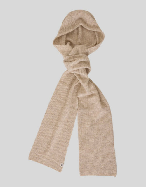  Beiger Bondie Hope Kapuzenschal von MSCH Copenhagen aus weichem Woll- und Alpakamix mit gerippter Strickstruktur, integrierter Kapuze und langen Schalenden auf grauem Hintergrund