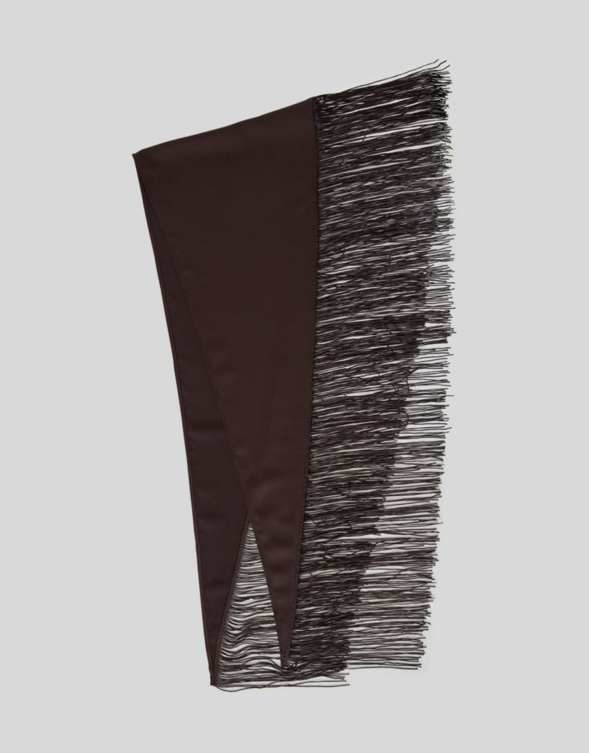 Braunes Viva Dreieckstuch von MSCH Copenhagen mit glatter Oberfläche, langen Fransen und verstellbarer Bindefunktion zum Tragen um die Taille auf grauem Hintergrund