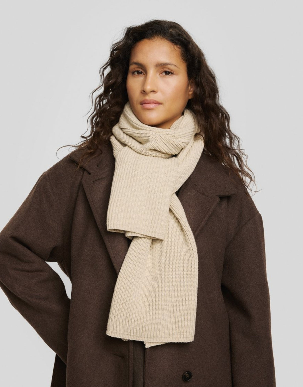 Schal Galine Rachelle Icon von MSCH Copenhagen in Beige am Model